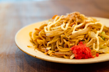 木のテーブルの上の焼きそば