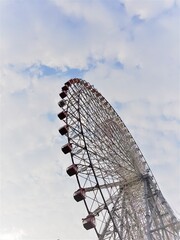 ferris wheel with cloudy sky in the background