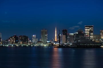 Obraz premium 日本の夜景 快晴の隅田川と東京タワーとビル群