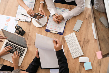 Team of business people during meeting in office - obrazy, fototapety, plakaty