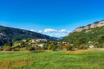 Obraz premium Village of Saint Julien du Verdon at Lac de Castillon in Provence, France