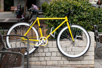 Fototapeta na wymiar Yellow bicycle in the downtown of Tel Aviv