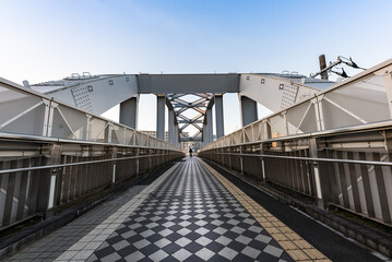 Obraz premium 日本 しおかぜ橋へと続く京葉線歩道陸橋