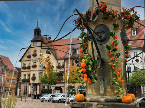 Marktplatz Schleusingen Herbst Erntedank K&uuml;rbis Brunnen Rathaus klickStelle