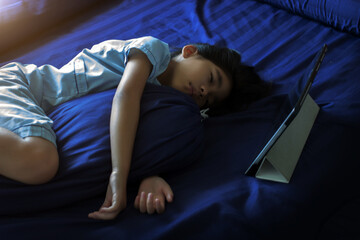 kids dont focus learning from online class and sleep with open
