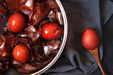 Naturally colored Easter eggs with onion skin. Non-toxic coloring of Easter eggs