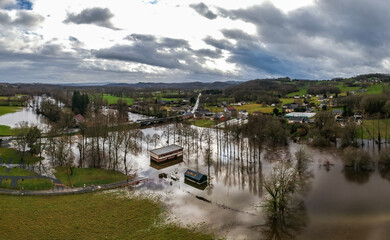 Fototapeta premium Allassac (Corrèze, France) - Garavet - Vue aérienne des inondations de la Vézère en période de crue
