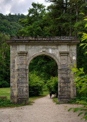 Arc dans le jardin du parc du séminaire de Consolation, Franche Comté, France