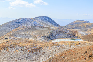 冬の中岳山頂から見たくじゅう連山と凍結した御池　大分県玖珠郡　Kuju mountain range and 
Frozen pond seen from the summit of Nakadake in winter Ooita-ken Kusu-gun