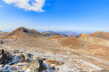 Fototapeta premium 中岳へと続く登山道から見た冬のくじゅう連山 大分県玖珠郡 Kuju mountain range in winter seen from the mountain trail leading to Nakadake Ooita-ken Kusu-gun