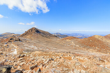 中岳へと続く登山道から見た冬のくじゅう連山　大分県玖珠郡　Kuju mountain range in winter seen from the mountain trail leading to Nakadake Ooita-ken Kusu-gun