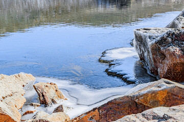 冬のくじゅう連山　部分凍結した御池　大分県玖珠郡　Kuju renzan in winter Partially frozen pond Ooita-ken Kusu-gun