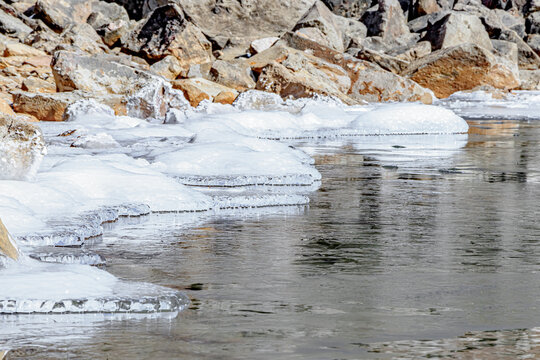 冬のくじゅう連山　部分凍結した御池　大分県玖珠郡　Kuju renzan in winter Partially frozen pond Ooita-ken Kusu-gun