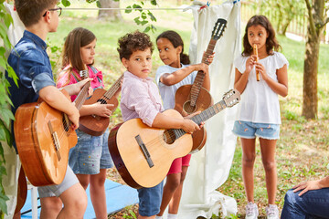 Kinder Band mit Gitarren beim Talentshow Auftritt