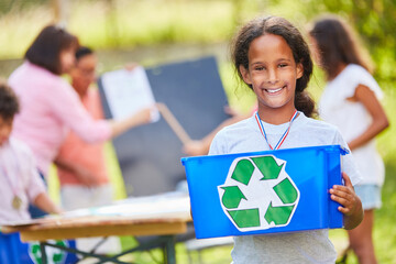 Fröhliches Mädchen in einem Recycling Projekt