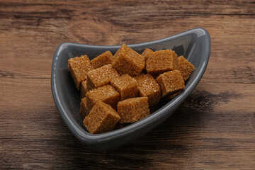 Cane sugar cubs in the bowl