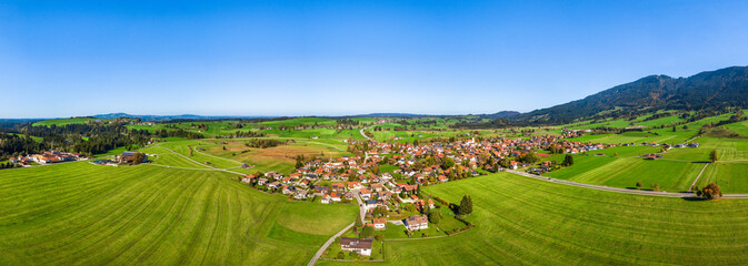 Luftaufnahme von Trauchgau am bayrisch-schwäbischen Alpenrand an der Romantischen Straße