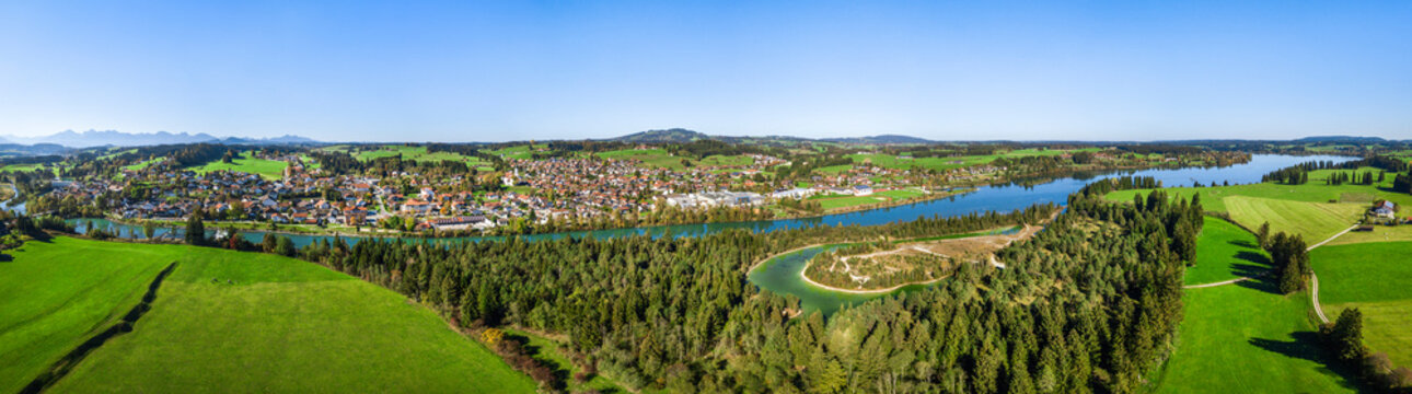 Drohnenaufnahme von Lechbruck am bayrisch-schw&auml;bischen Ostallg&auml;u