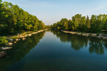 Obraz premium view of Bow river floing inside Calgary, Alberta, Canada
