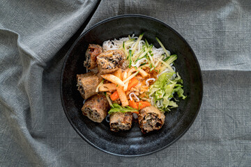 ベトナム料理　ビーフンと揚げ春巻き