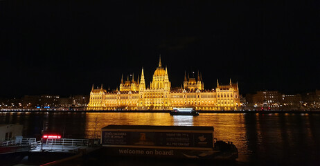 wundervolles Panorama vom Budapester Parlament bei Nacht . © stra74