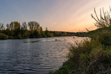 Abend am Main und der Mainebne zwischen Obereisenheim, Landkreis Würzburg und Wipfeld, Landkreis Schweinfurt, Unterfranken, Bayern, Deutschland