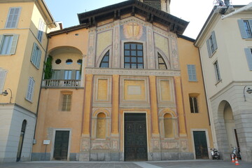 Fototapeta na wymiar La facciata della chiesa di San Giacomo a Como.