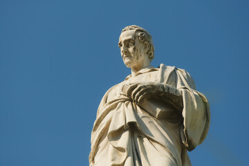 Il monumento ad Alessandro Volta nell'omonima piazza di Como, Lombardia, Italia.