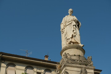 Fototapeta na wymiar Il monumento ad Alessandro Volta nell'omonima piazza di Como, Lombardia, Italia.