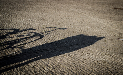 sombra de pareja abrazada junto a sus bicicletas