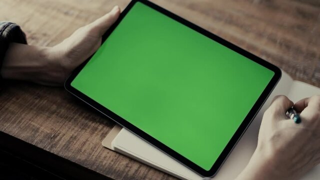 Taking notes while looking at digital tablet screen