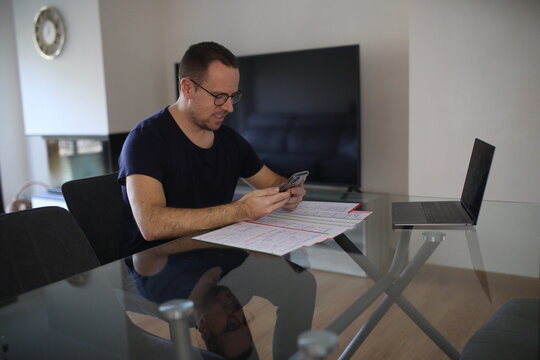 Hombre De Negocios Trabajando Y Chateando Desde Casa 