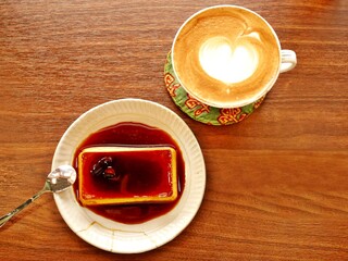 台湾のカフェのカプチーノと固いプリン（コーヒー）