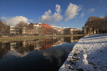 Winter in Berlin; Treidelweg am Charlottenburger Spreebogen, Blick nach Moabit
