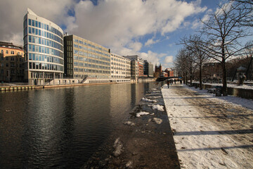 Wintertag in Berlin-Charlottenburg; Treidelweg am Spreebogen mit Blick zum Moabiter Ufer