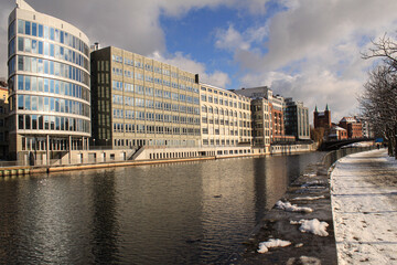 Fototapeta premium Winter in Berlin; Spreeufer an der Gotzkowskybrücke