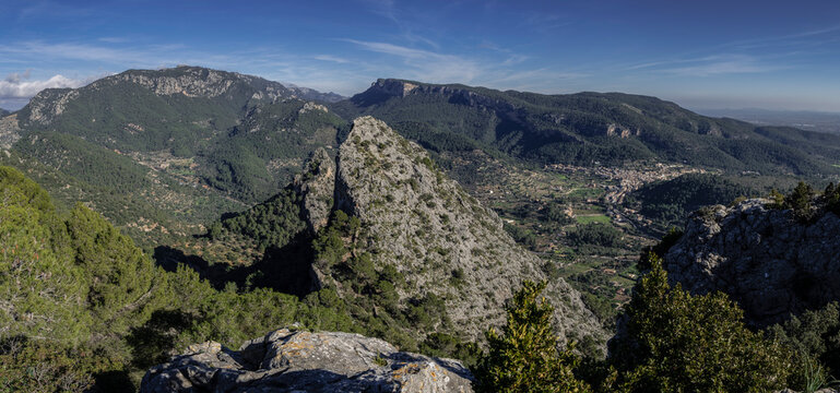 vista desde la cima de Sa Gubia, s&rsquo;Alqueria d&rsquo;Avall, termino municipal de Bunyola, Mallorca, balearic islands, Spain