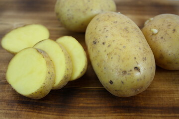 Nahaufnahme von Speisekartoffeln auf einem geflammten Holzbrett