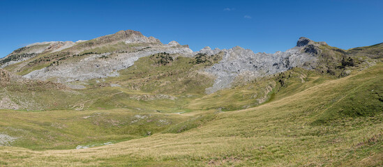 Alto de Budogia (2367m.) Mesa de los tres reyes (2442 m.) y Petrechema (2.371 m) , Huesca, Aragón,...