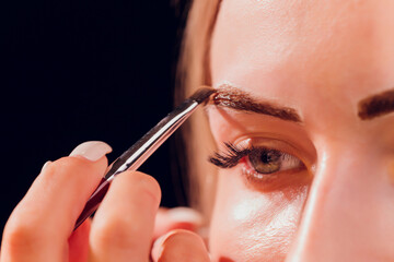 Eyebrows tinting treatment with natural henna dye.