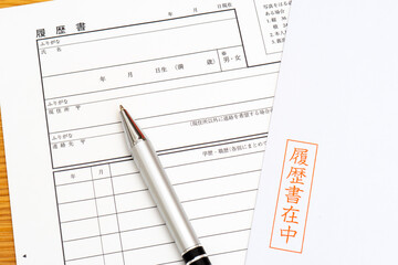 日本の履歴書と封筒とボールペン