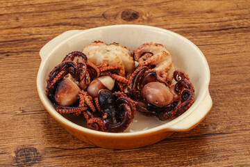 Grilled octopus in the bowl