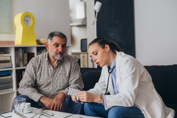 Obraz premium home nursing concept. doctor visits patient at his home