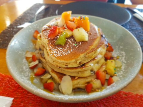 pankakes with fruits and maple syrup