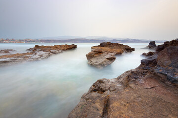 Fototapeta na wymiar paisaje costero de mar y rocas