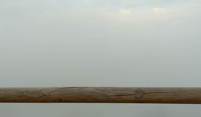 Palo aislado en un mar de niebla