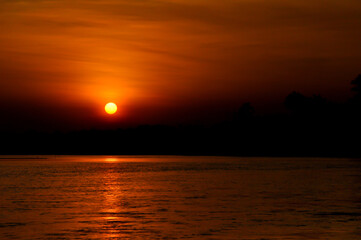 Atardecer en el rio