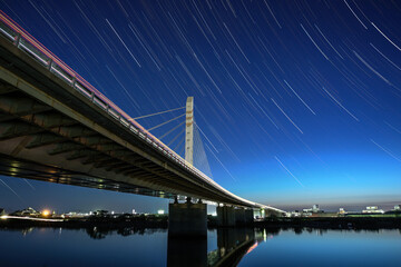 橋に架かる星たち