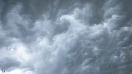 Ciel d'orage aux nuages gris et tumultueux annonçant la pluie et le tonnerre. Jour sombre de vent...