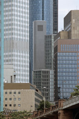 Hochhaus-Fassaden in Frankfurt vom Sachsenhaeuser Ufer aus geseh